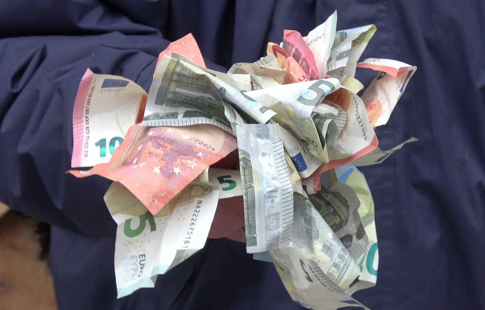 Ein Bündel Euro-Banknoten (Symbolbild)