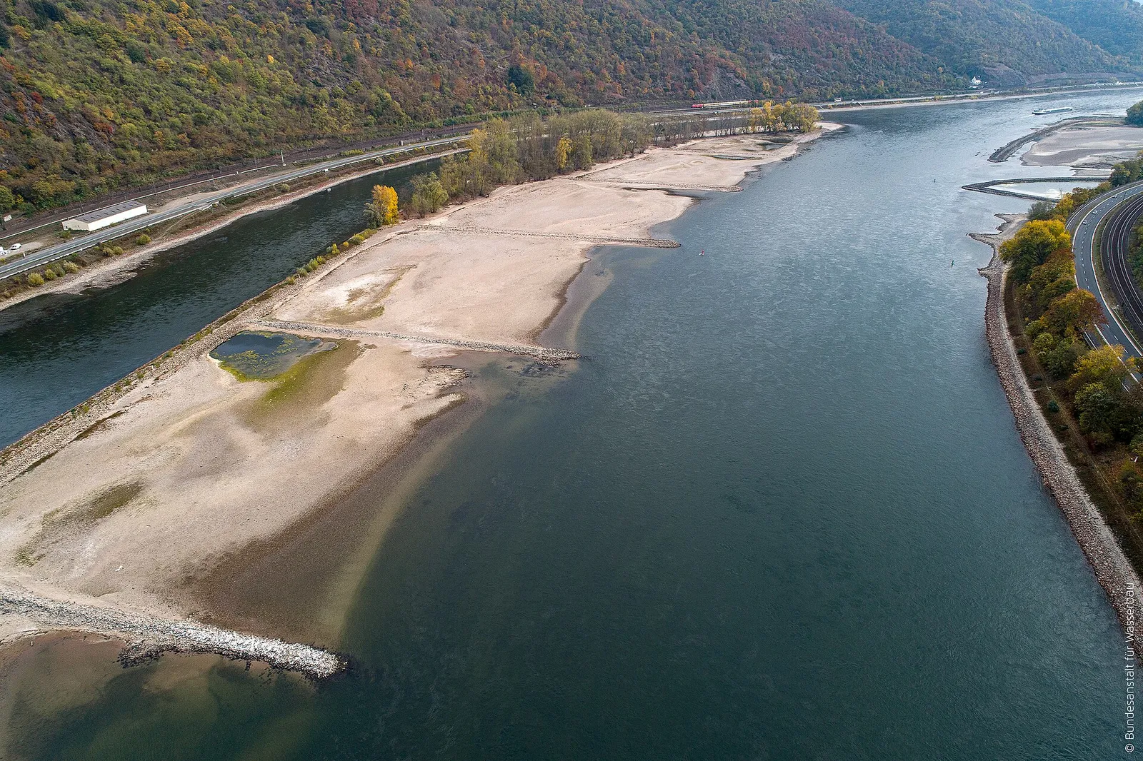 Niedrigwasser am Rhein mit freiliegenden Uferbereichen (Symbolbild)