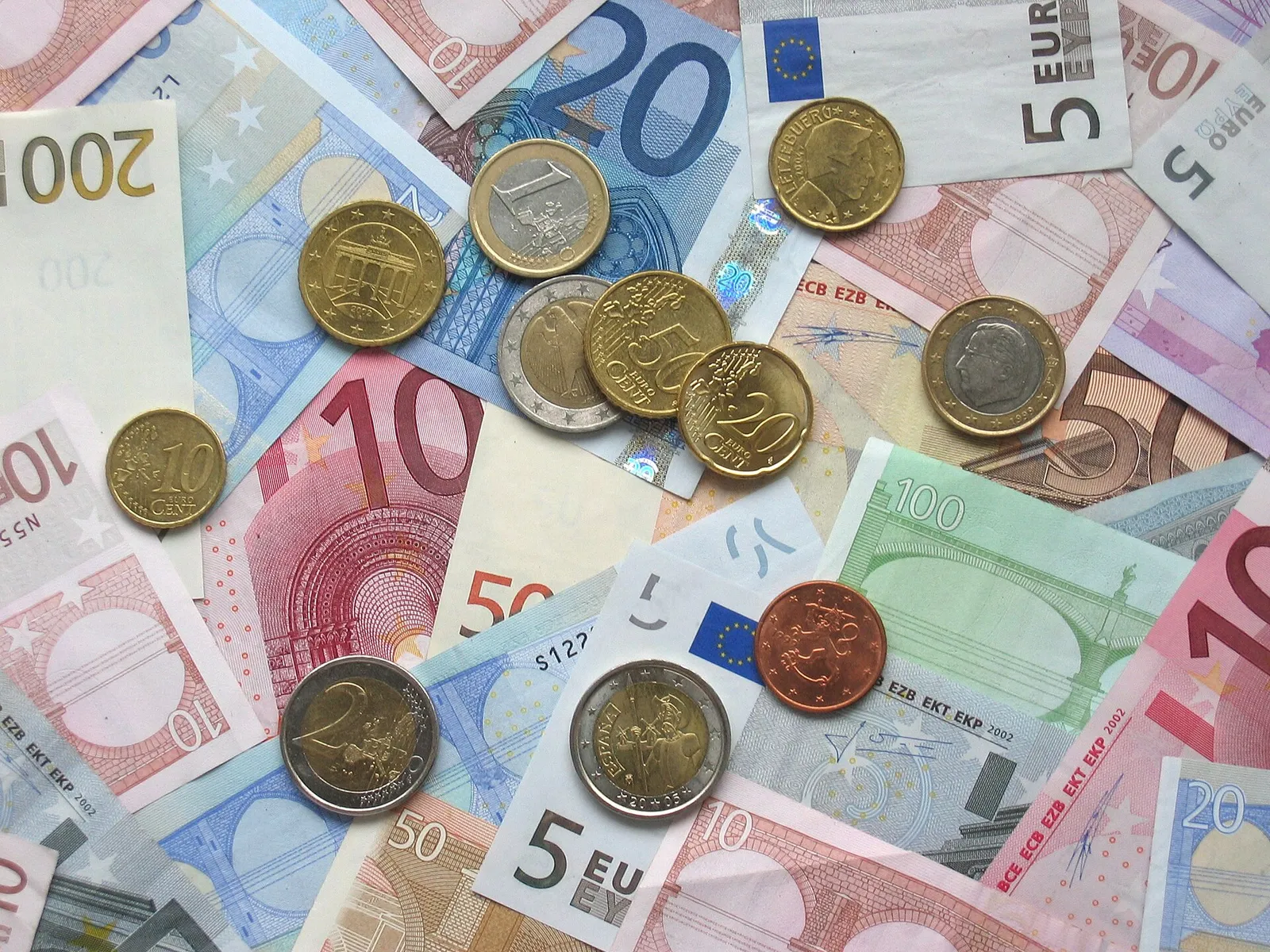 Euro-Münzen und -Banknoten (Symbolbild)