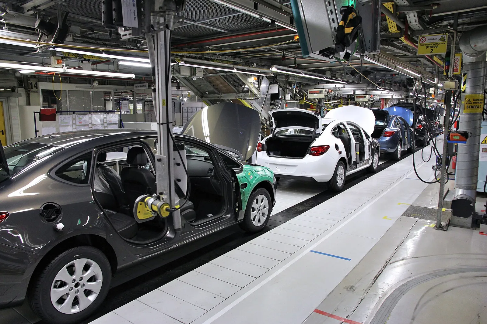 Fließband in einer Automobilfabrik (Symbolbild)