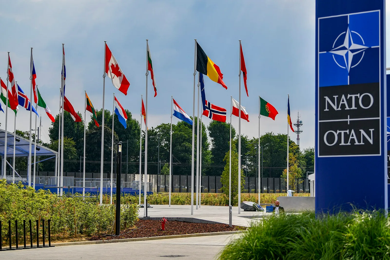 Fahnen der NATO-Mitgliedstaaten bei einem Gipfeltreffen (Symbolbild)