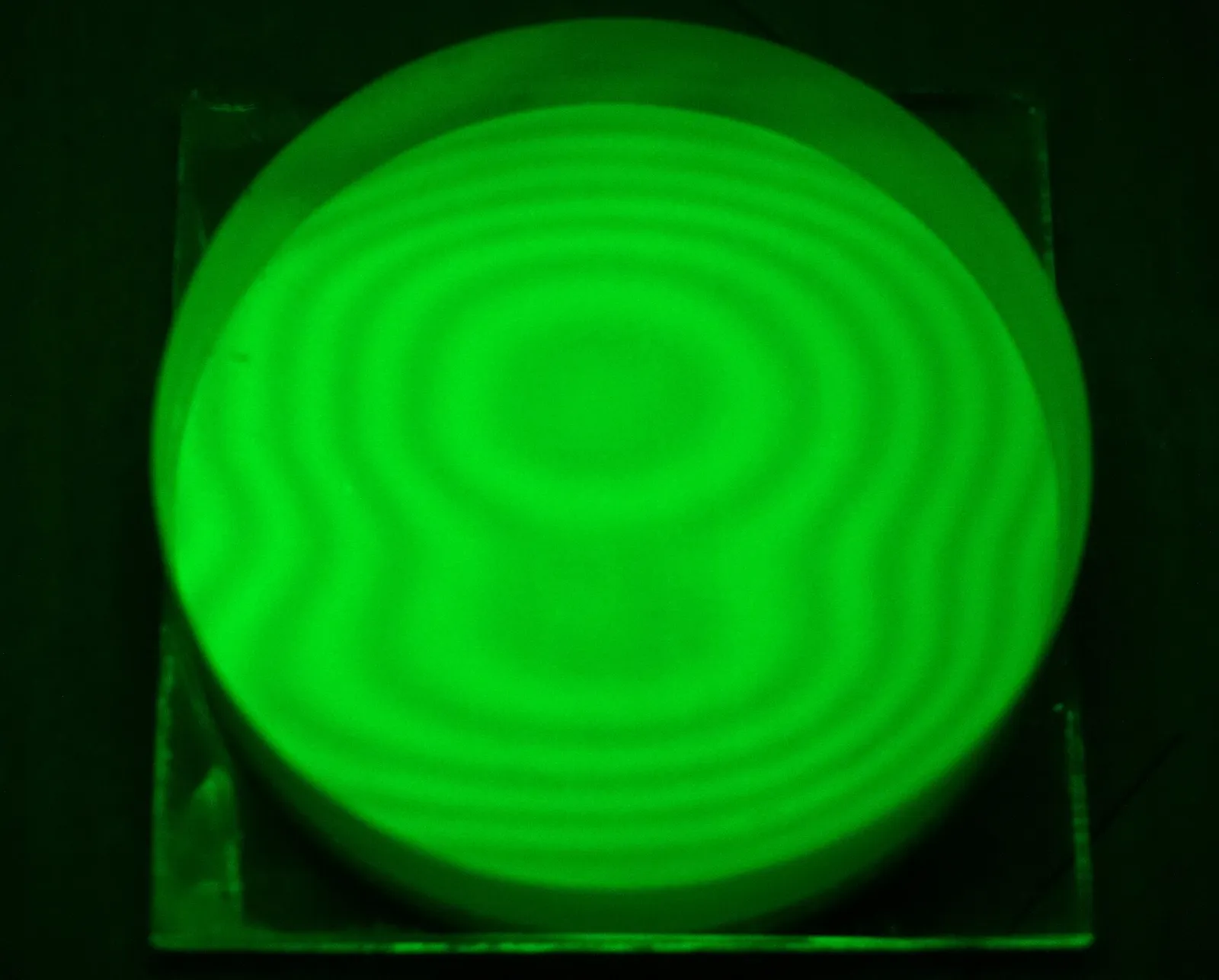 Ein Laser trifft auf eine optische Glasscheibe (Symbolbild)