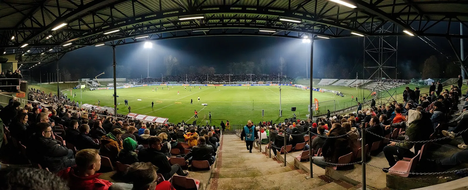 Ein Fußballstadion bei einem Spiel (Symbolbild)
