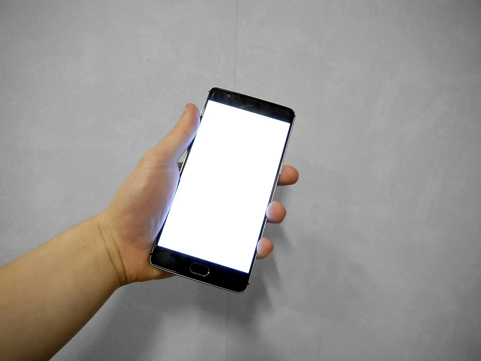 Hand mit Smartphone im Hochformat (Symbolbild)