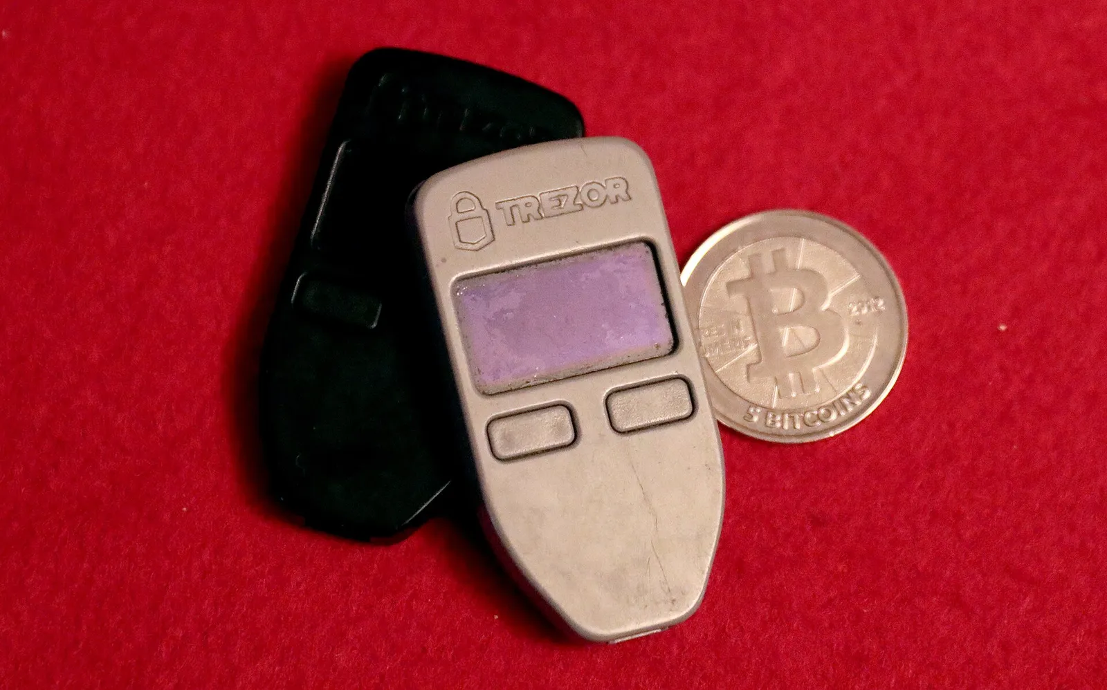 Hardware-Wallets und eine physische Bitcoin-Münze (Symbolbild)