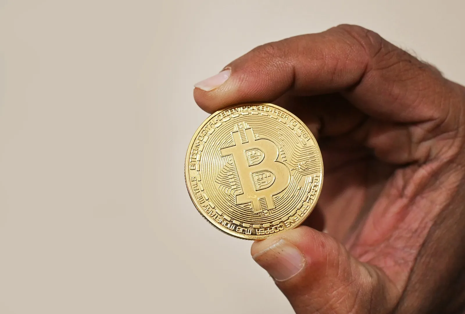 Eine Bitcoin-Münze als Symbol für Kryptowährungen (Symbolbild)
