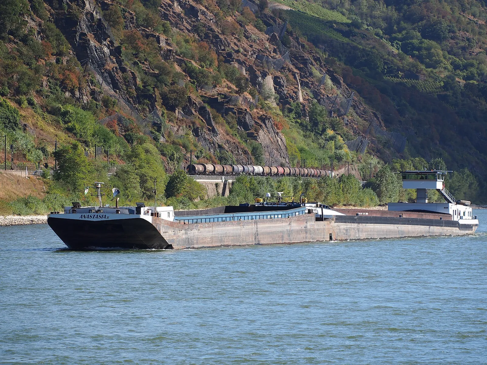 Ein Frachtschiff auf dem Rhein bei Oberwesel (Symbolbild)