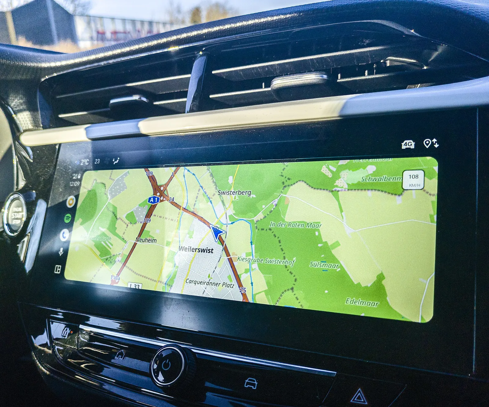 Navigationskarte auf dem Infotainment-Touchscreen eines Autos (Symbolbild)