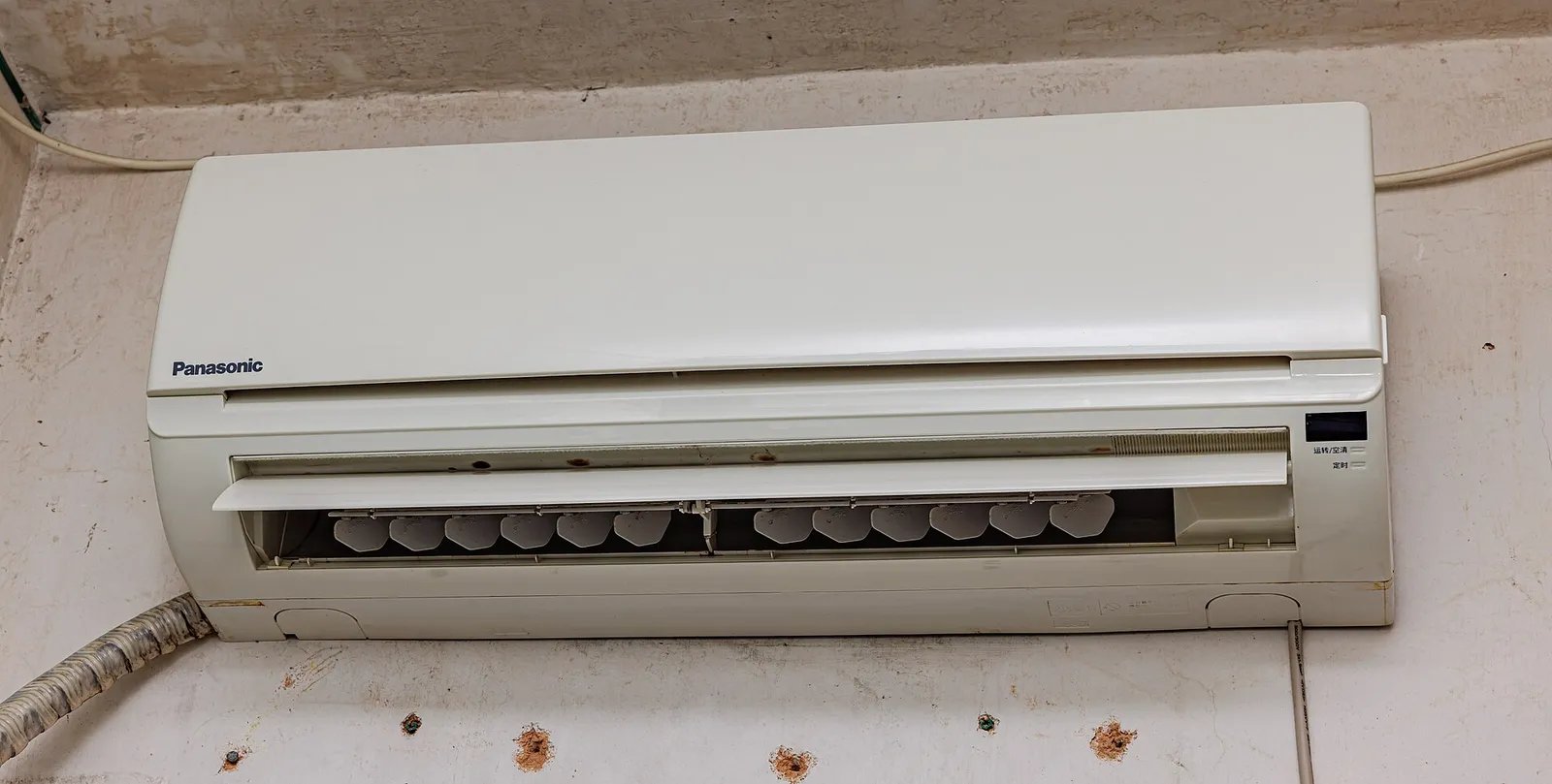 Ein Klimagerät an der Wand (Symbolbild)