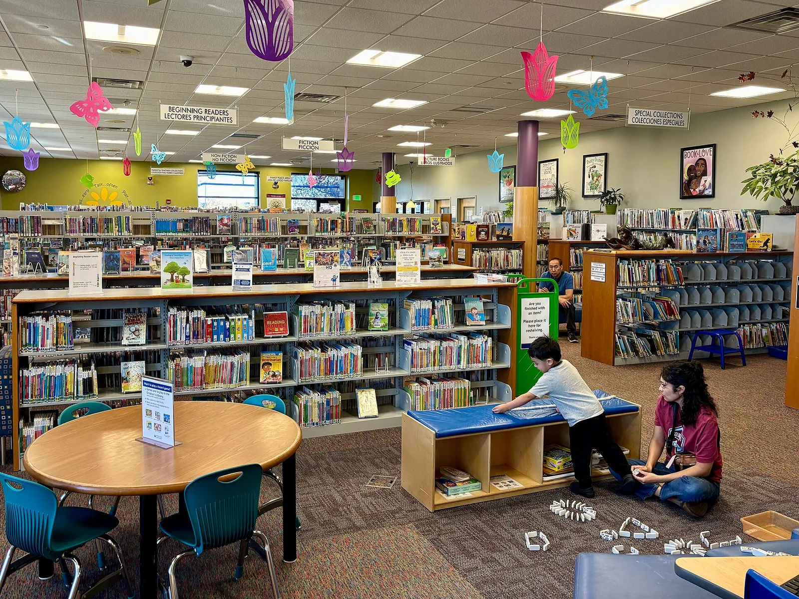 Eine Kinderbibliothek mit Bilderbüchern (Symbolbild)