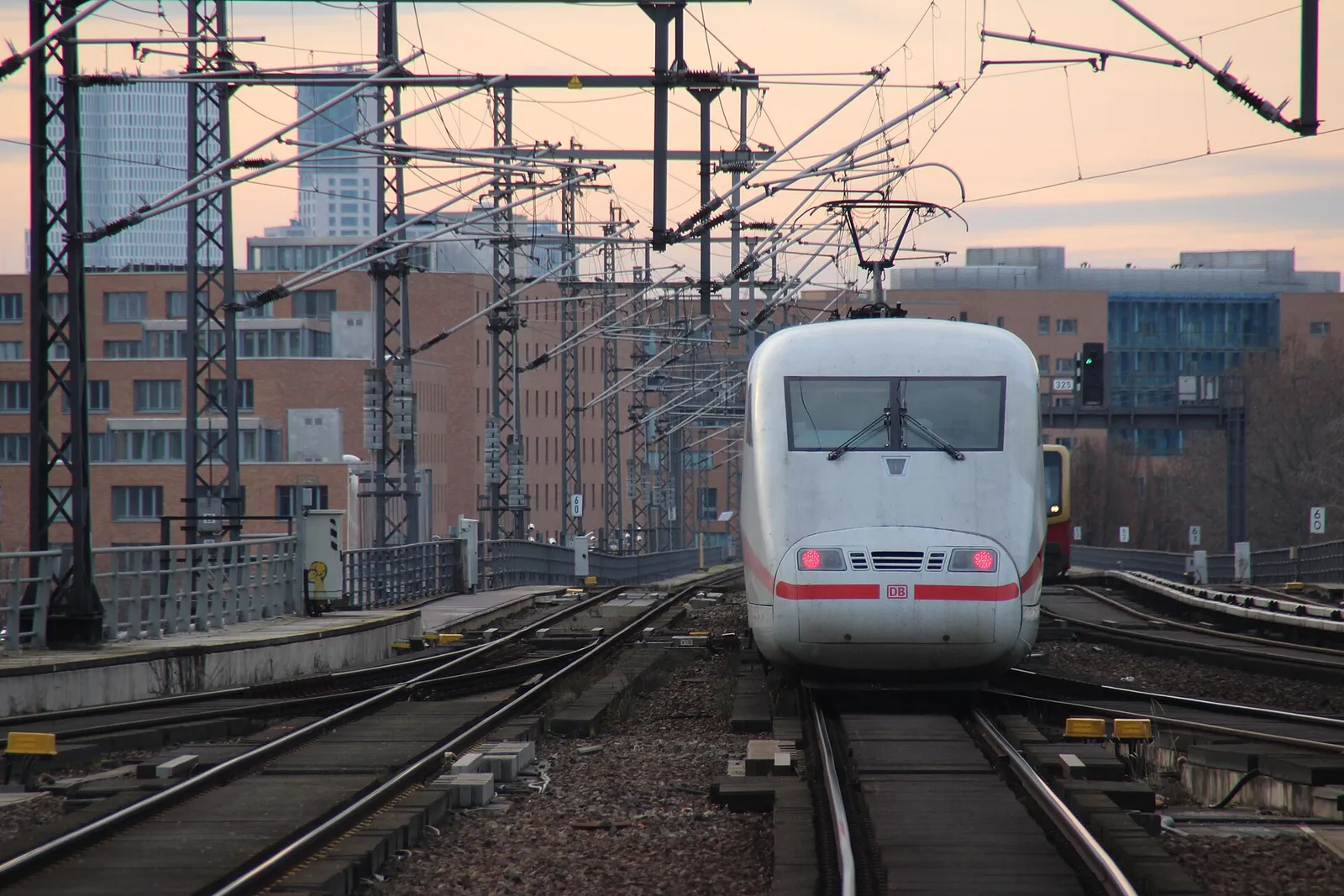 Ein ICE der Deutschen Bahn am Berliner Hauptbahnhof (Symbolbild)