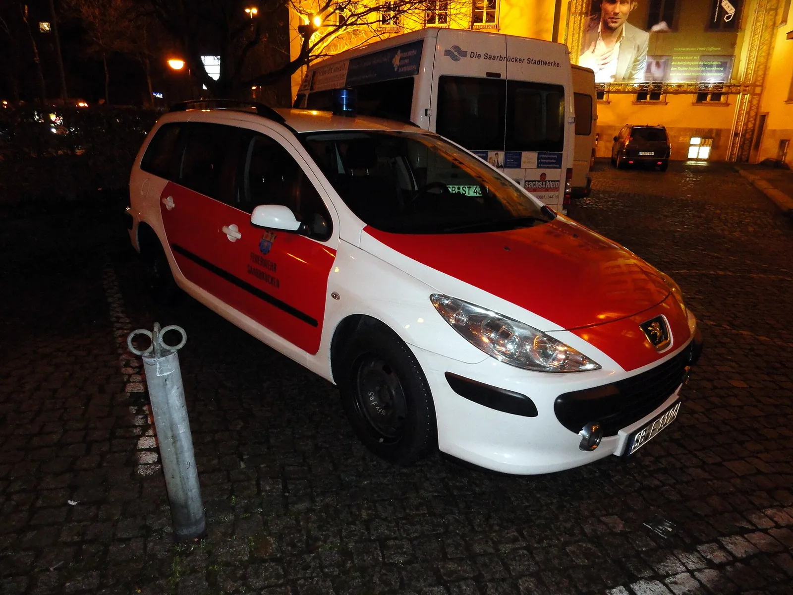 Ein Feuerwehrfahrzeug bei Nacht (Symbolbild)