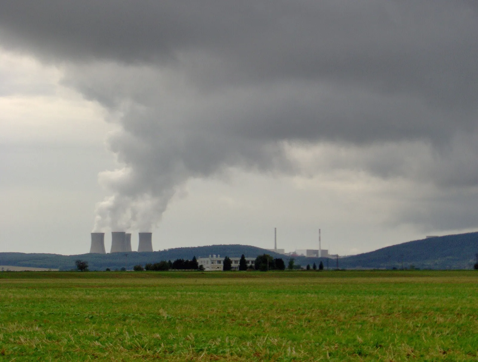 Kühltürme eines Kraftwerks in der Landschaft (Symbolbild)