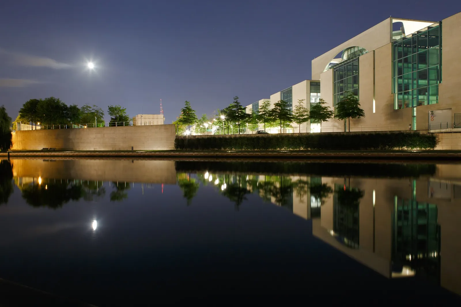 Das Bundeskanzleramt in Berlin bei Nacht