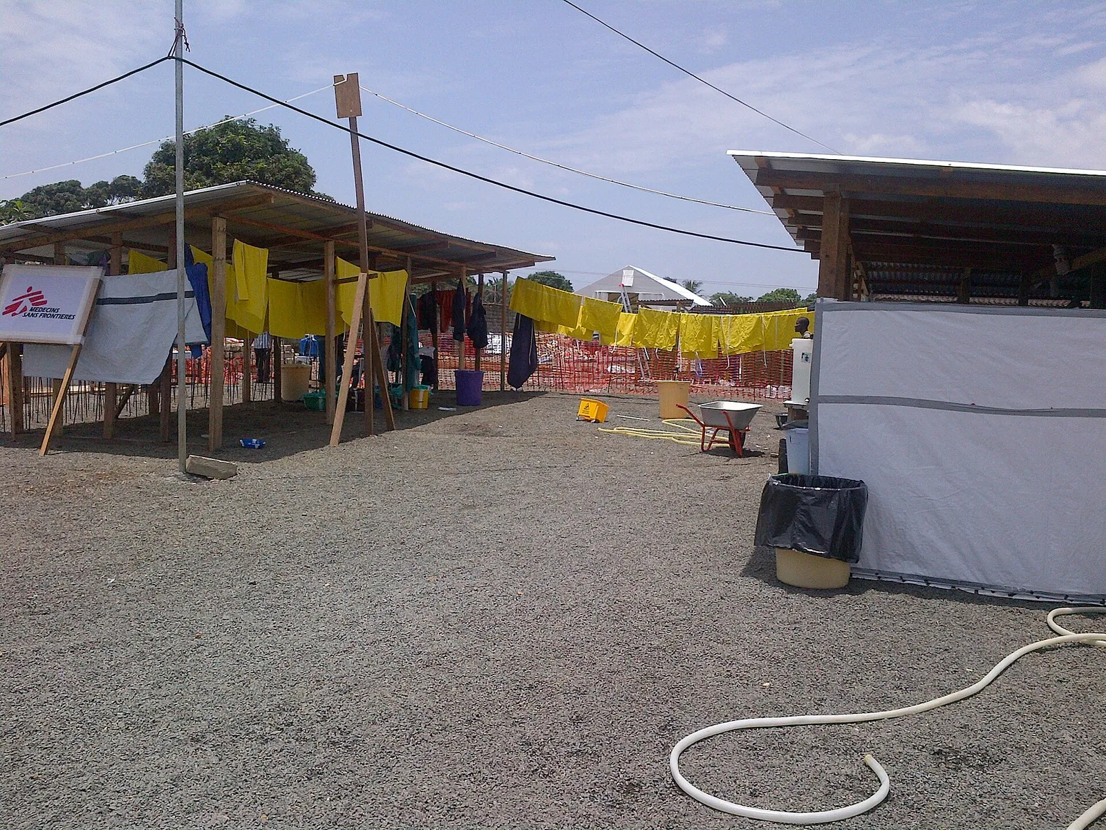 Eine Ebola-Behandlungsstation mit Personal in Schutzkleidung