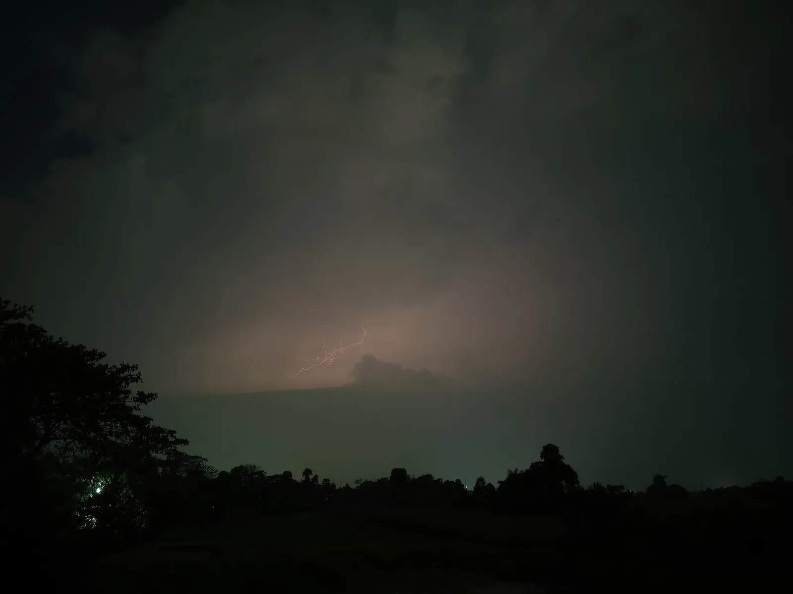 Ein Gewitter mit Blitzen (Symbolbild)