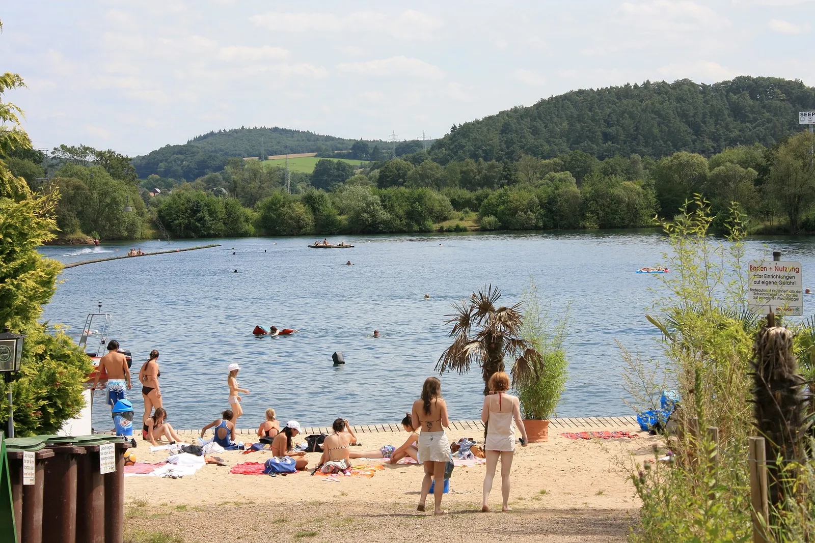 Ein Badesee in Hessen (Symbolbild)