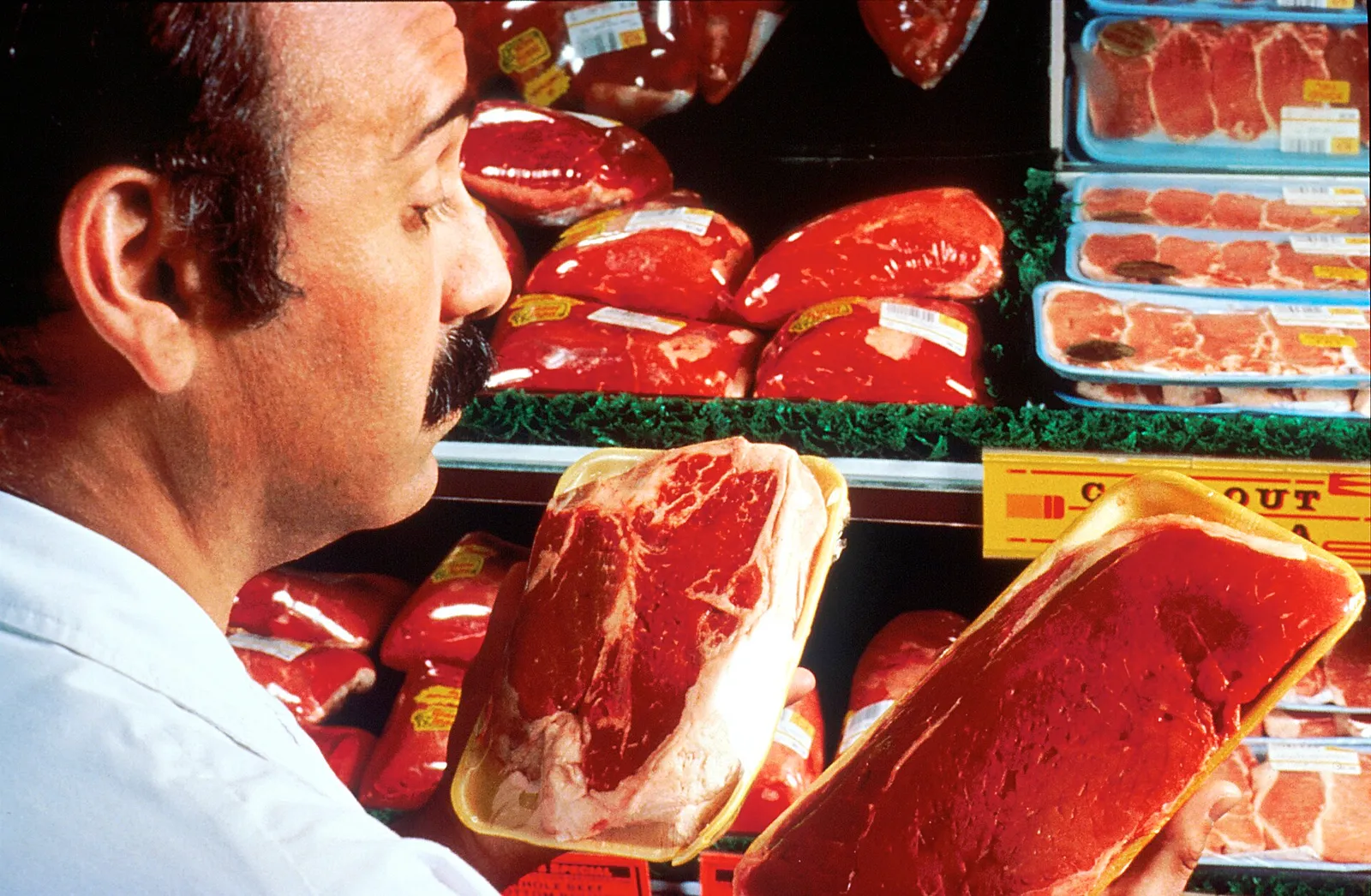 Ein Mann beim Einkauf im Supermarkt (Symbolbild)