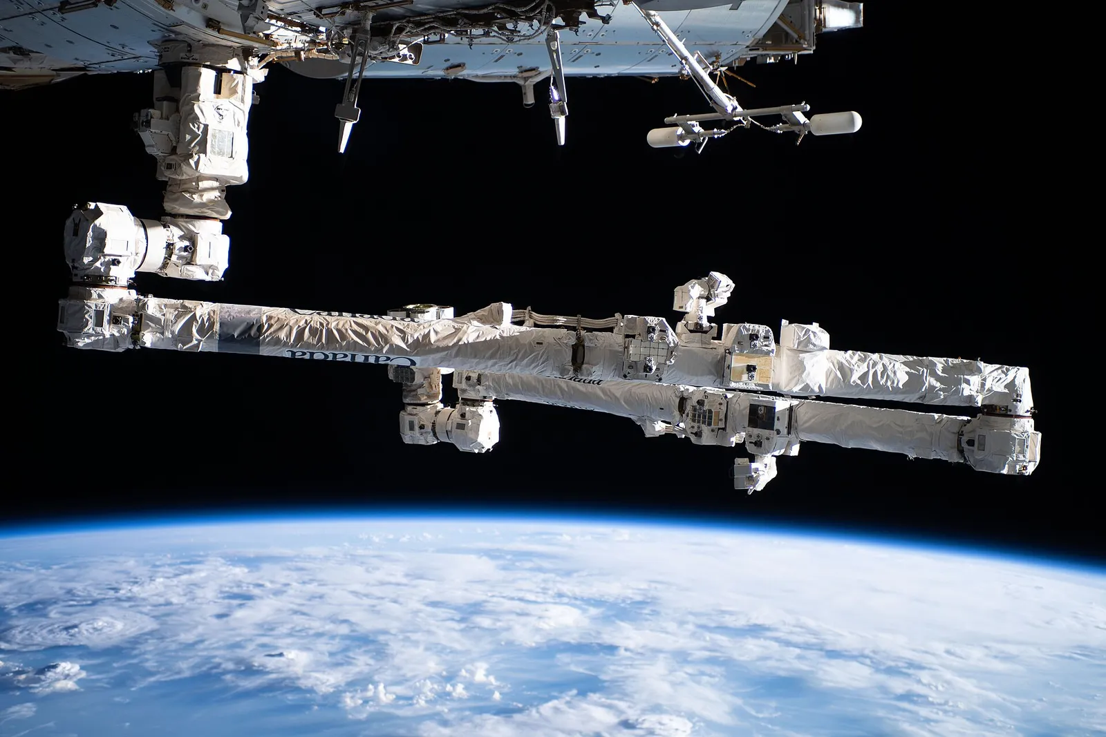 Der Roboterarm Canadarm2 an der ISS (Archivbild der NASA)