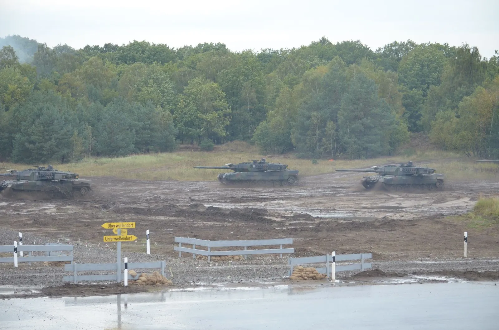 Leopard-2A6-Panzer der Bundeswehr bei einer Übung