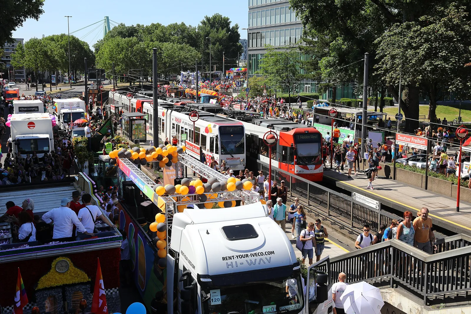 Teilnehmende bei einer Christopher-Street-Day-Parade (Archivbild)
