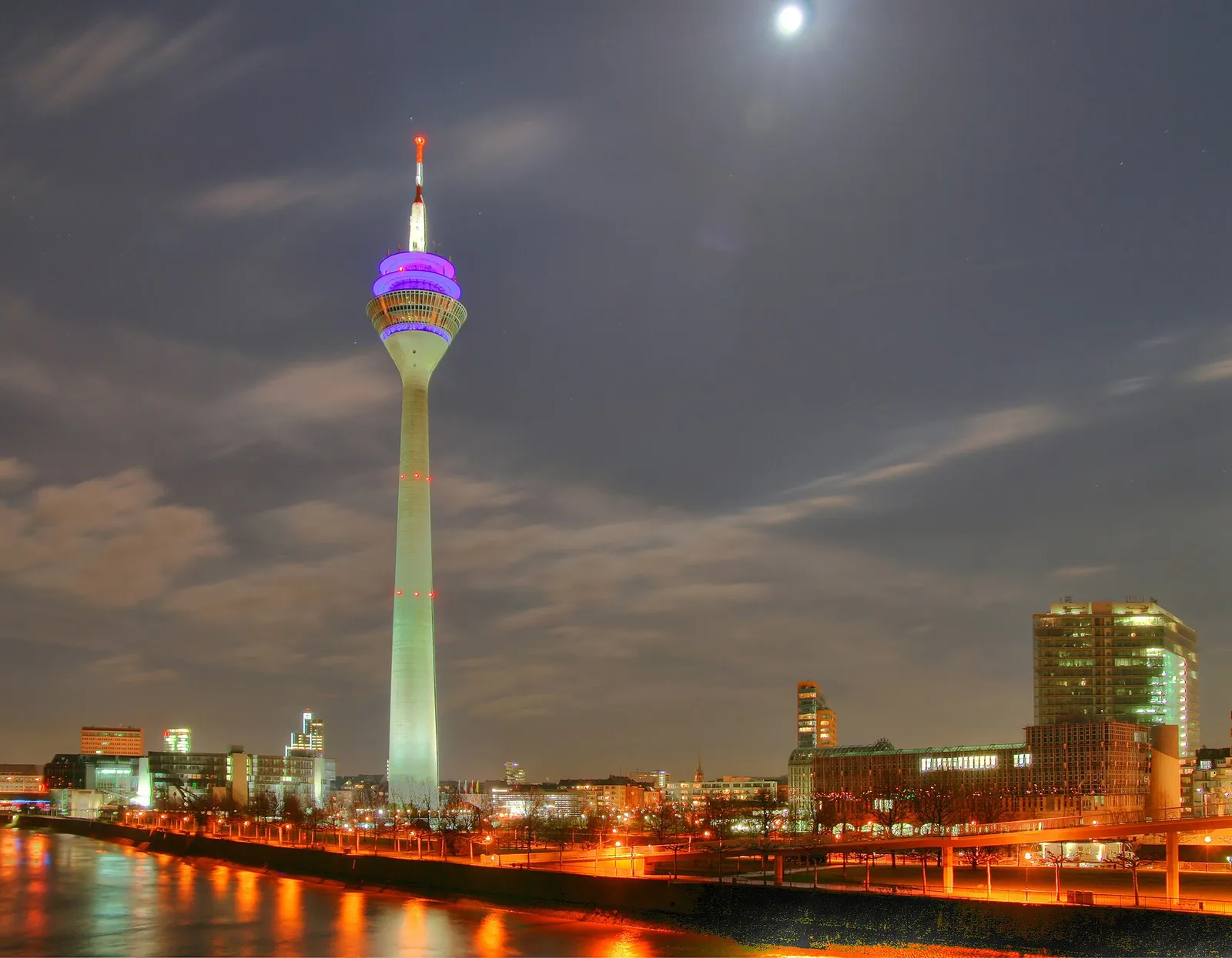 Der Rheinturm und der Medienhafen in Düsseldorf, der Landeshauptstadt von NRW (Archivbild)