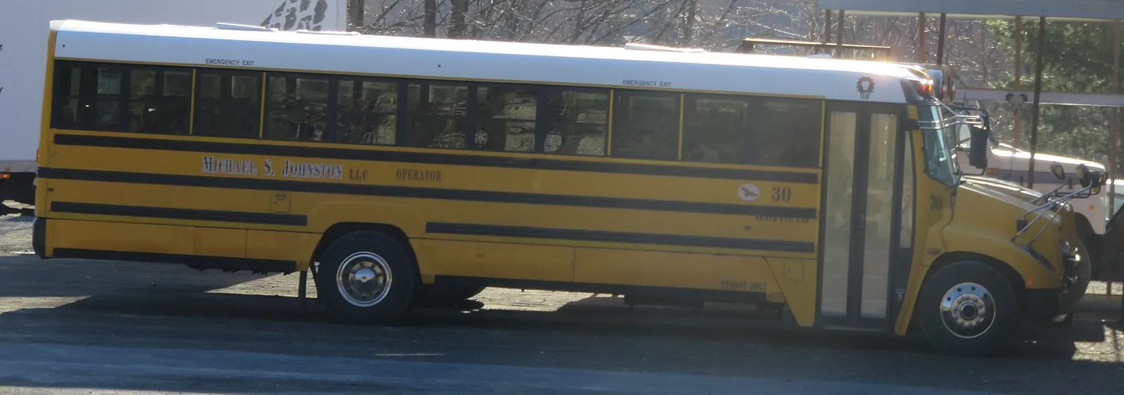 Ein gelber elektrischer Schulbus des Herstellers Lion