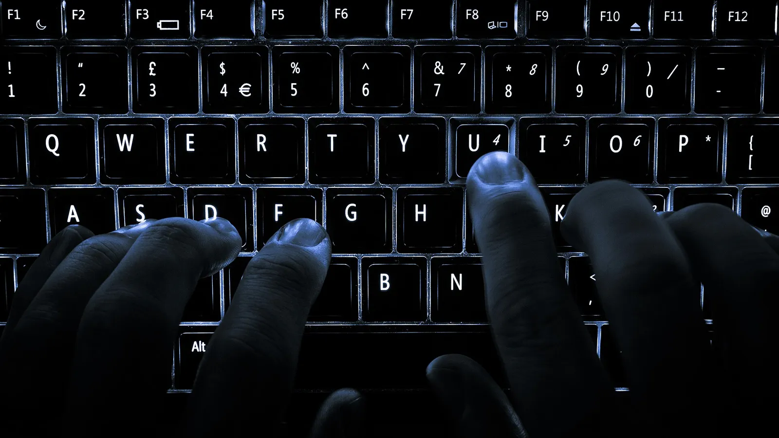 Eine beleuchtete Computertastatur (Symbolbild)