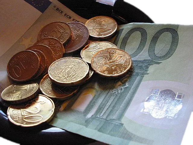 Bezahlen mit Euro-Banknoten und -Münzen (Symbolbild)