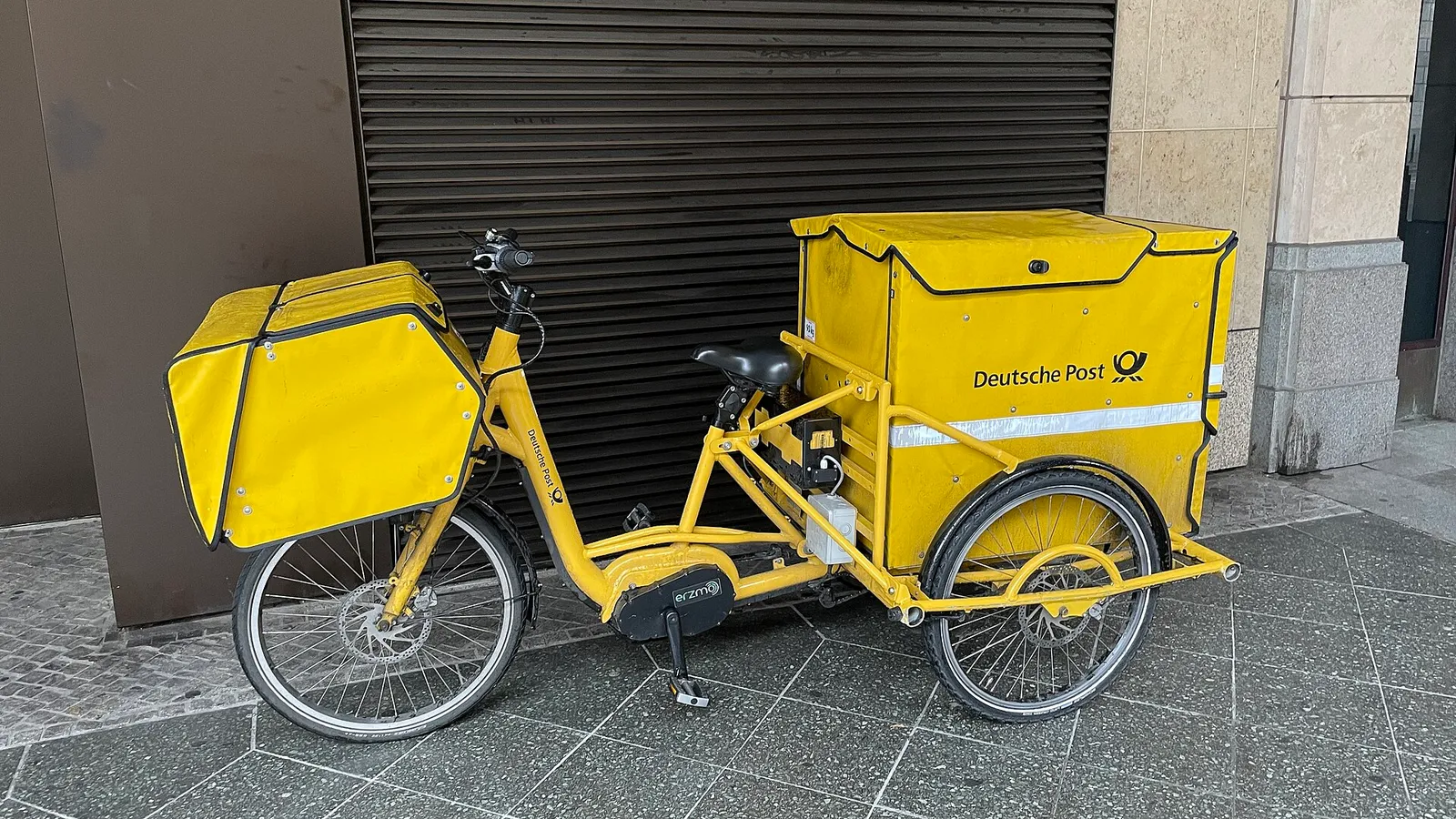 Ein Zustellfahrzeug der Deutschen Post