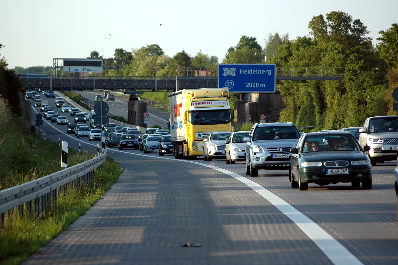 Stau auf einer Autobahn (Symbolbild)