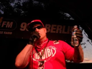 Eine Live-Bühne bei einem Konzert (Symbolbild)