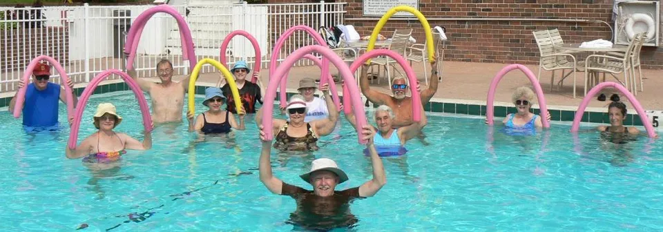 Menschen mit Poolnudeln im Schwimmbecken (Symbolbild)