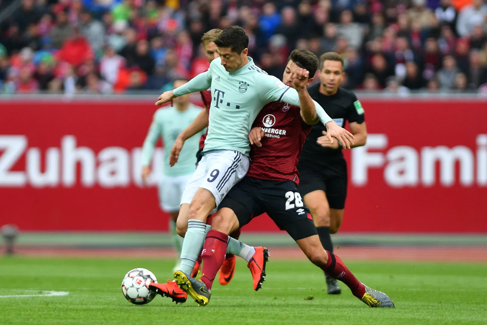 Robert Lewandowski (Mitte) in einem Bundesliga-Spiel (Archivbild)