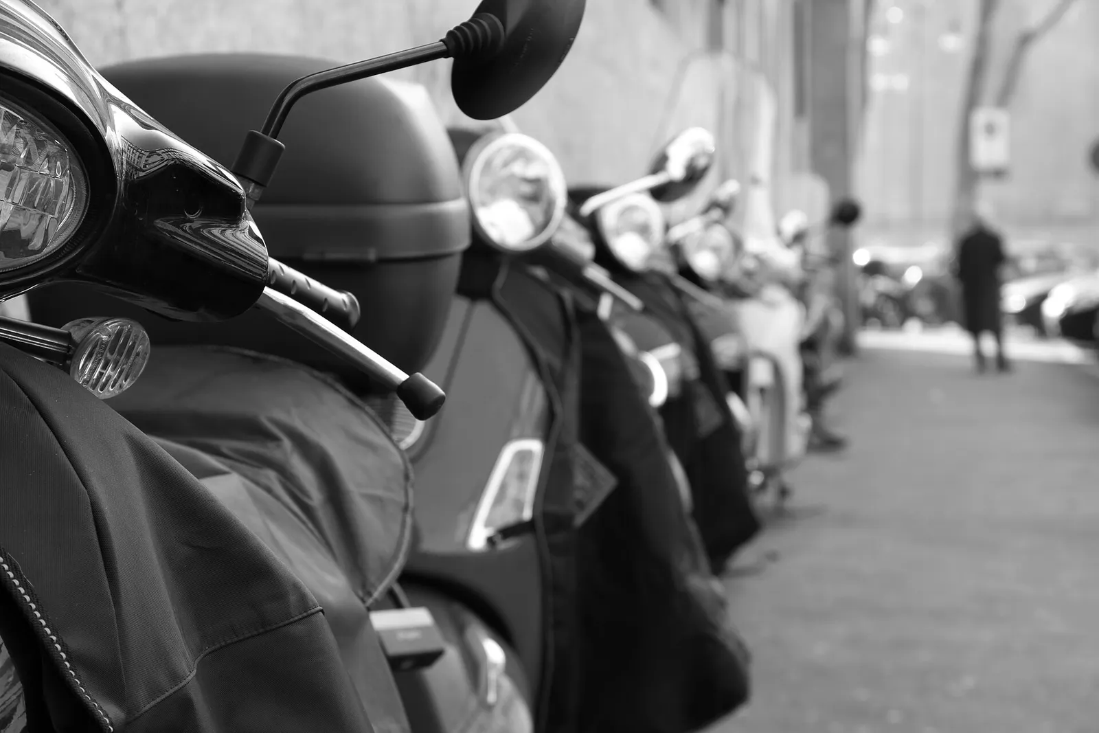Geparkte Vespa-Motorroller (Symbolbild)