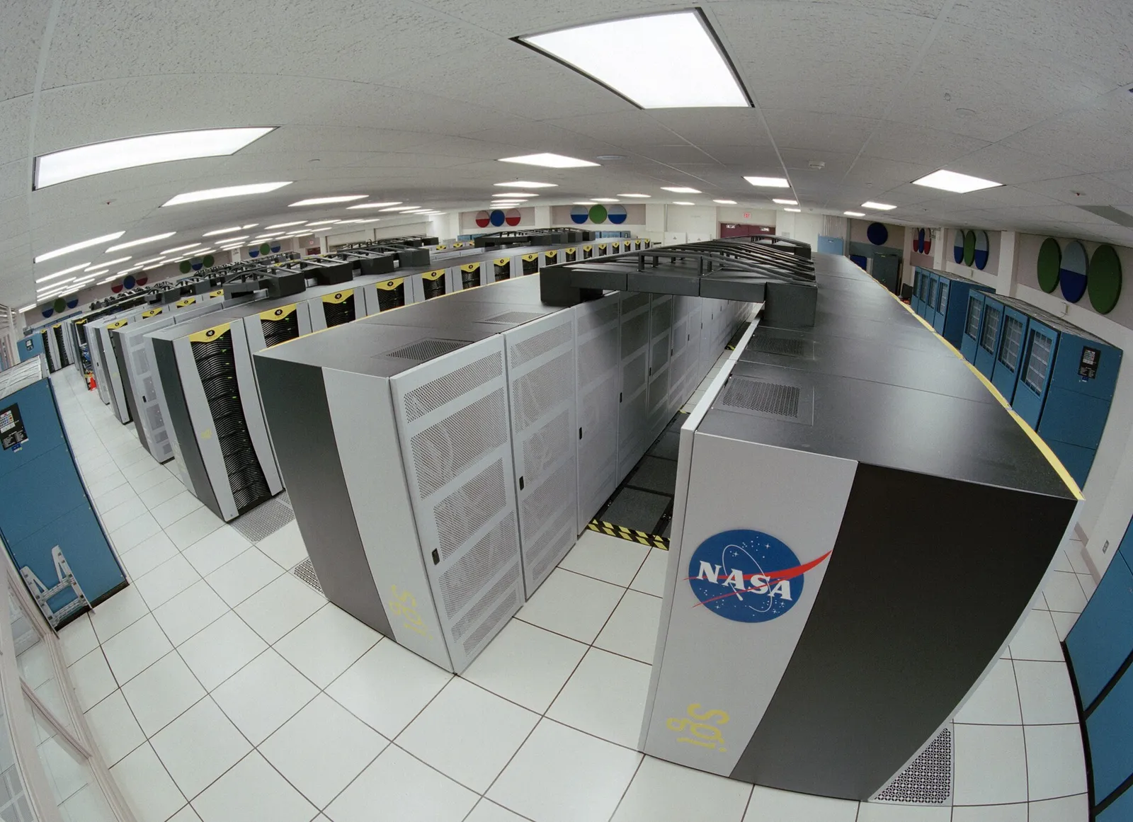 Reihen von Supercomputer-Schränken in einem Rechenzentrum (Symbolbild)