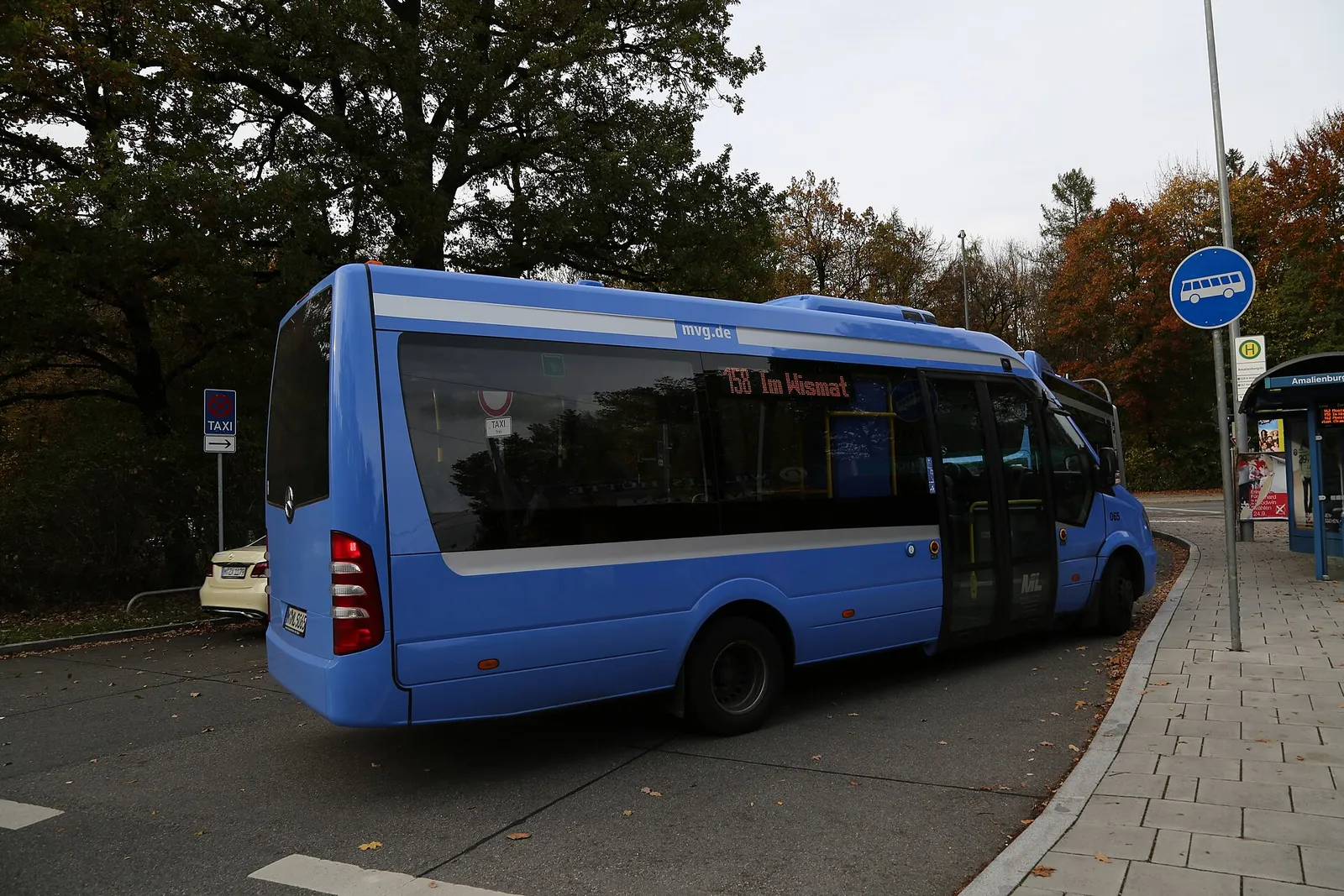 Ein Stadtbus im öffentlichen Nahverkehr