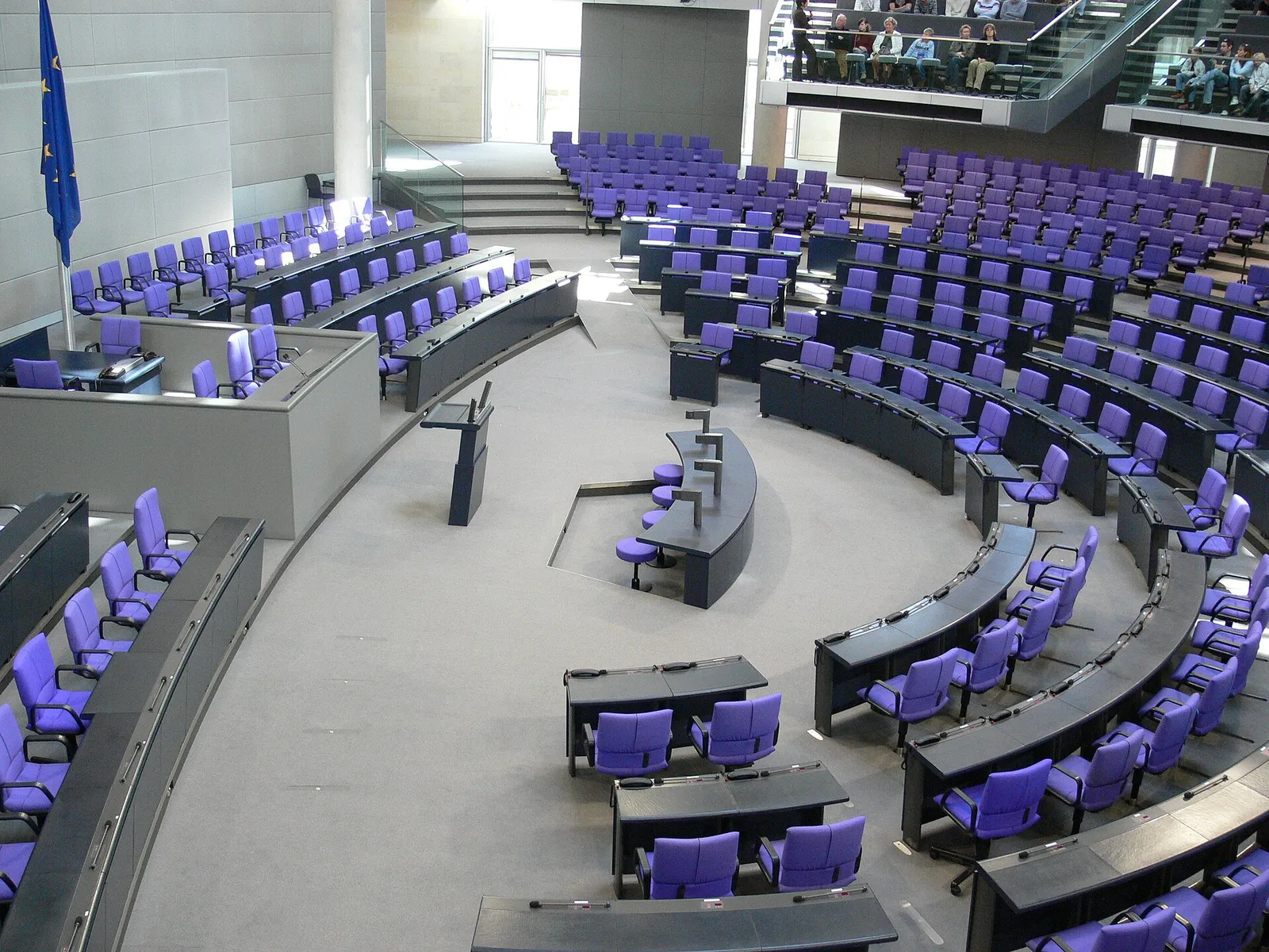 Der Plenarsaal des Bundestages im Reichstagsgebäude (Archivbild)