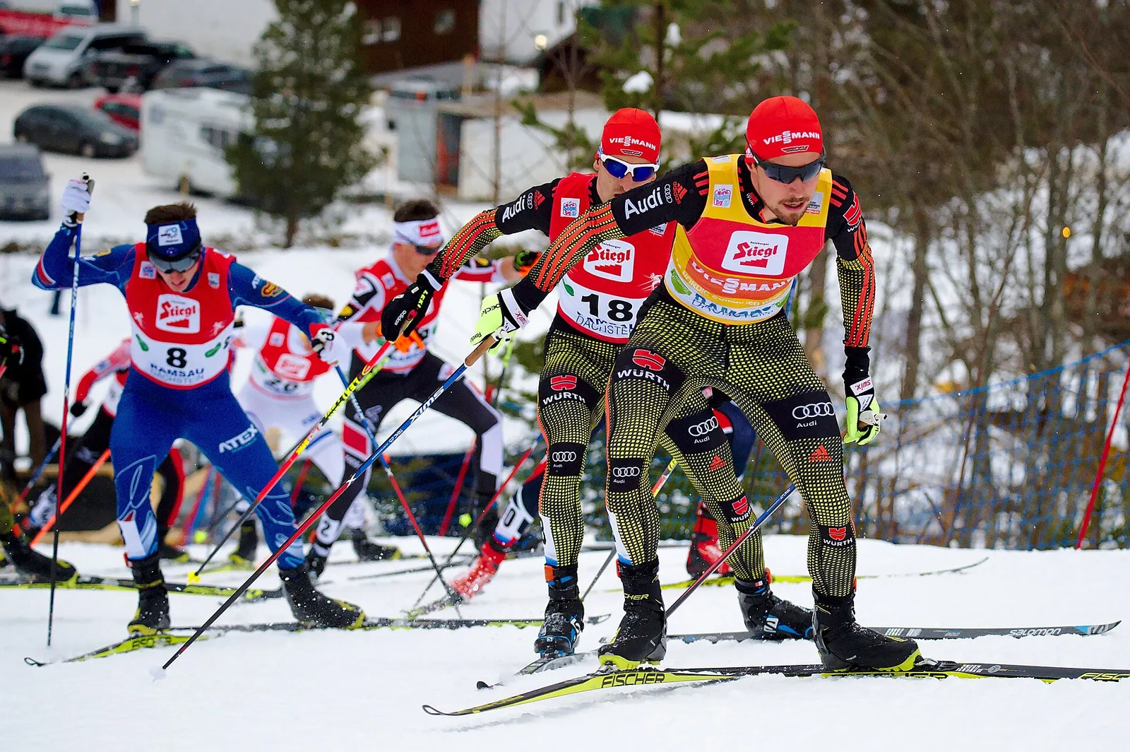 Ein Athlet der Nordischen Kombination bei einem Weltcup in Ramsau