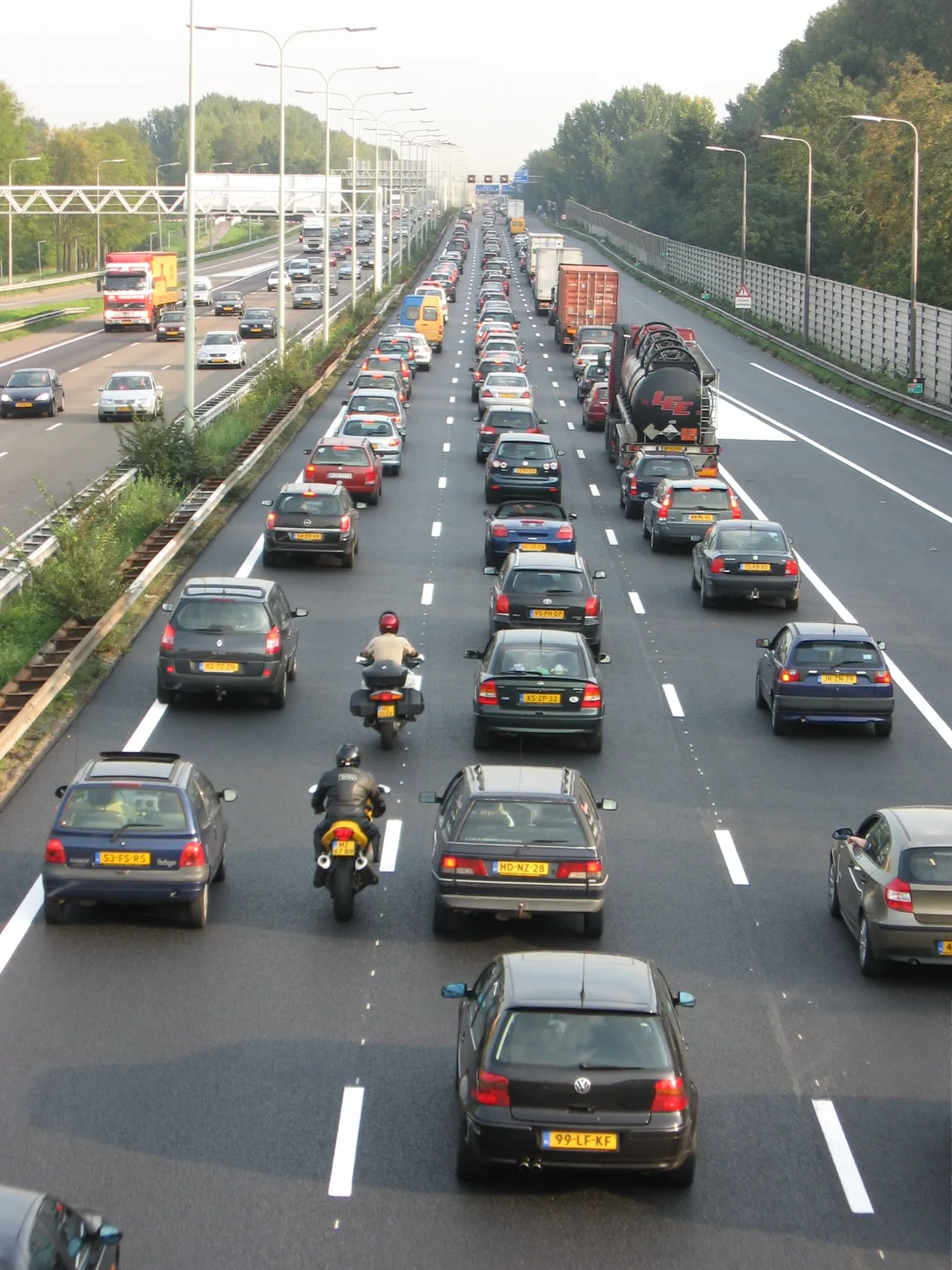 Stockender Verkehr und Stau auf einer Autobahn (Symbolbild)