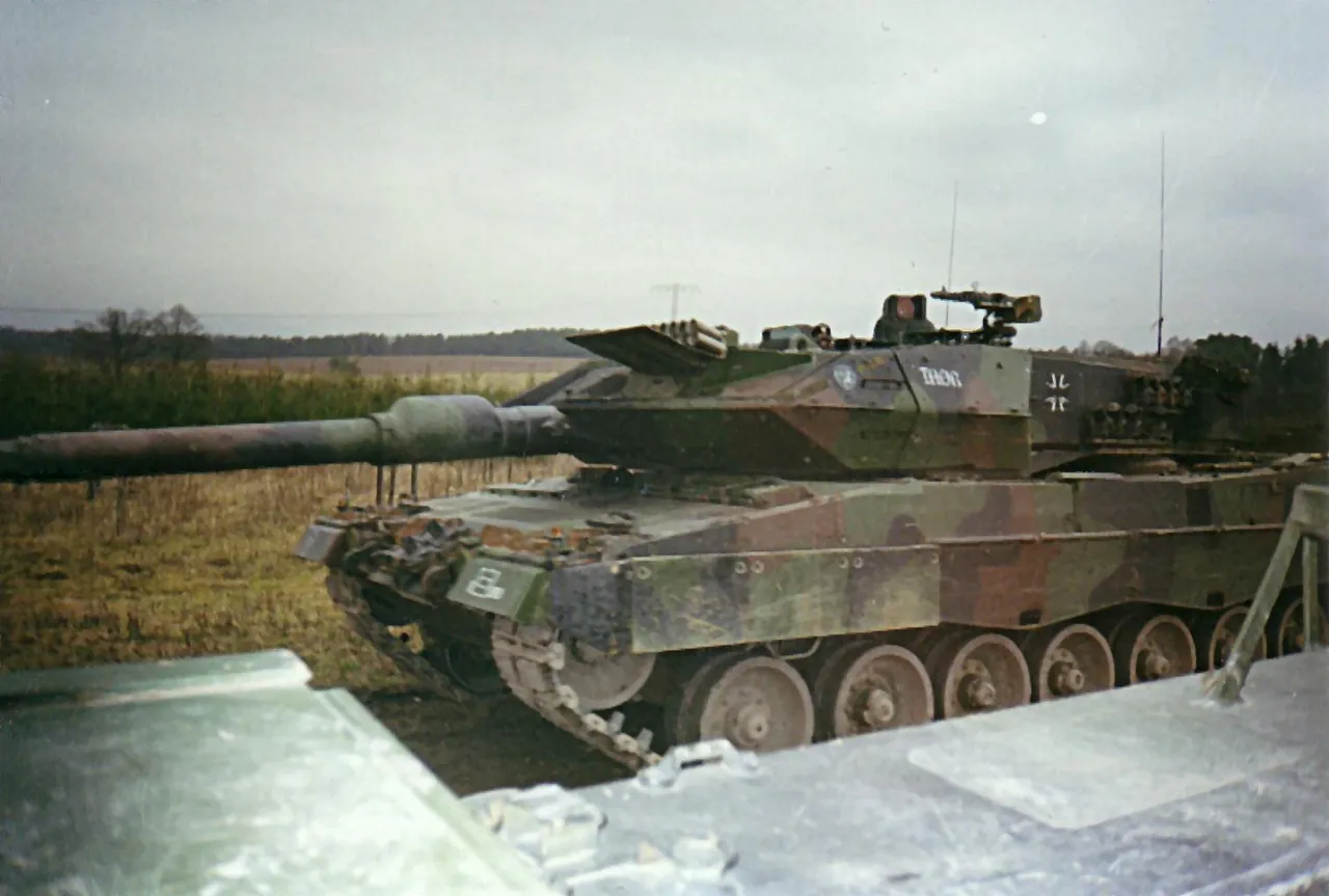 Ein Kampfpanzer Leopard 2 der Bundeswehr im Gelände