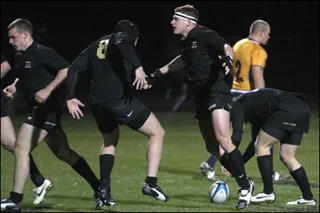 Ein Rugby-Spieler in Aktion (Symbolbild)