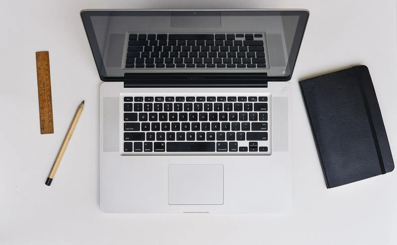 Ein MacBook Pro auf einem Schreibtisch (Symbolbild)