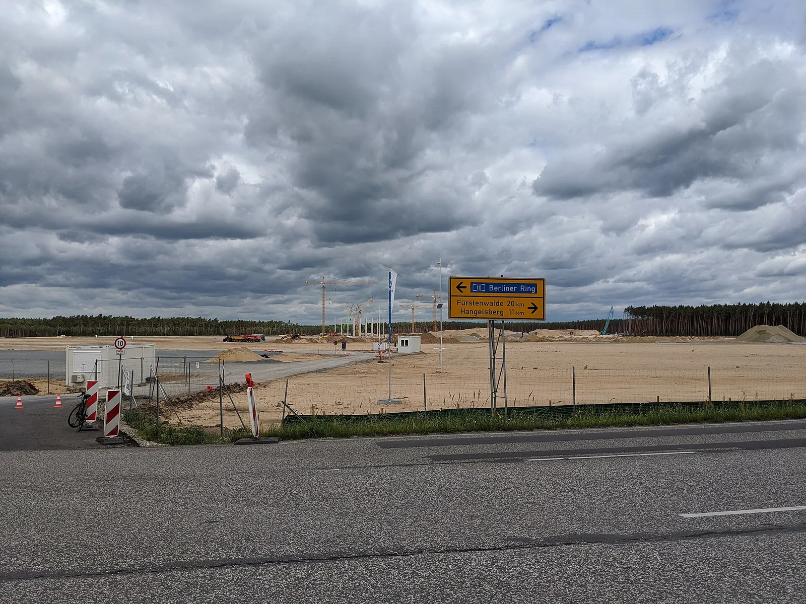 Das Gelände der Tesla-Gigafactory in Grünheide bei Berlin (Archivbild)
