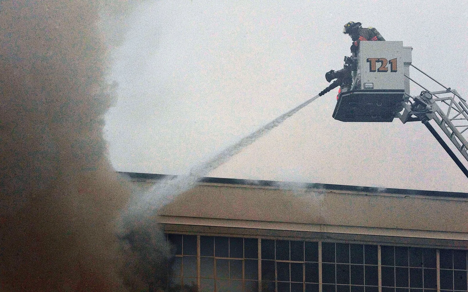 Feuerwehrleute bei der Bekämpfung eines Hallenbrands (Symbolbild)