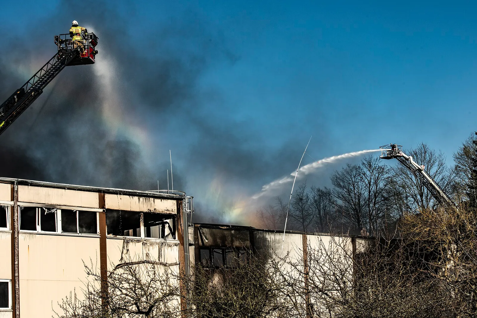 Feuerwehrleute bekämpfen einen Brand (Symbolbild)