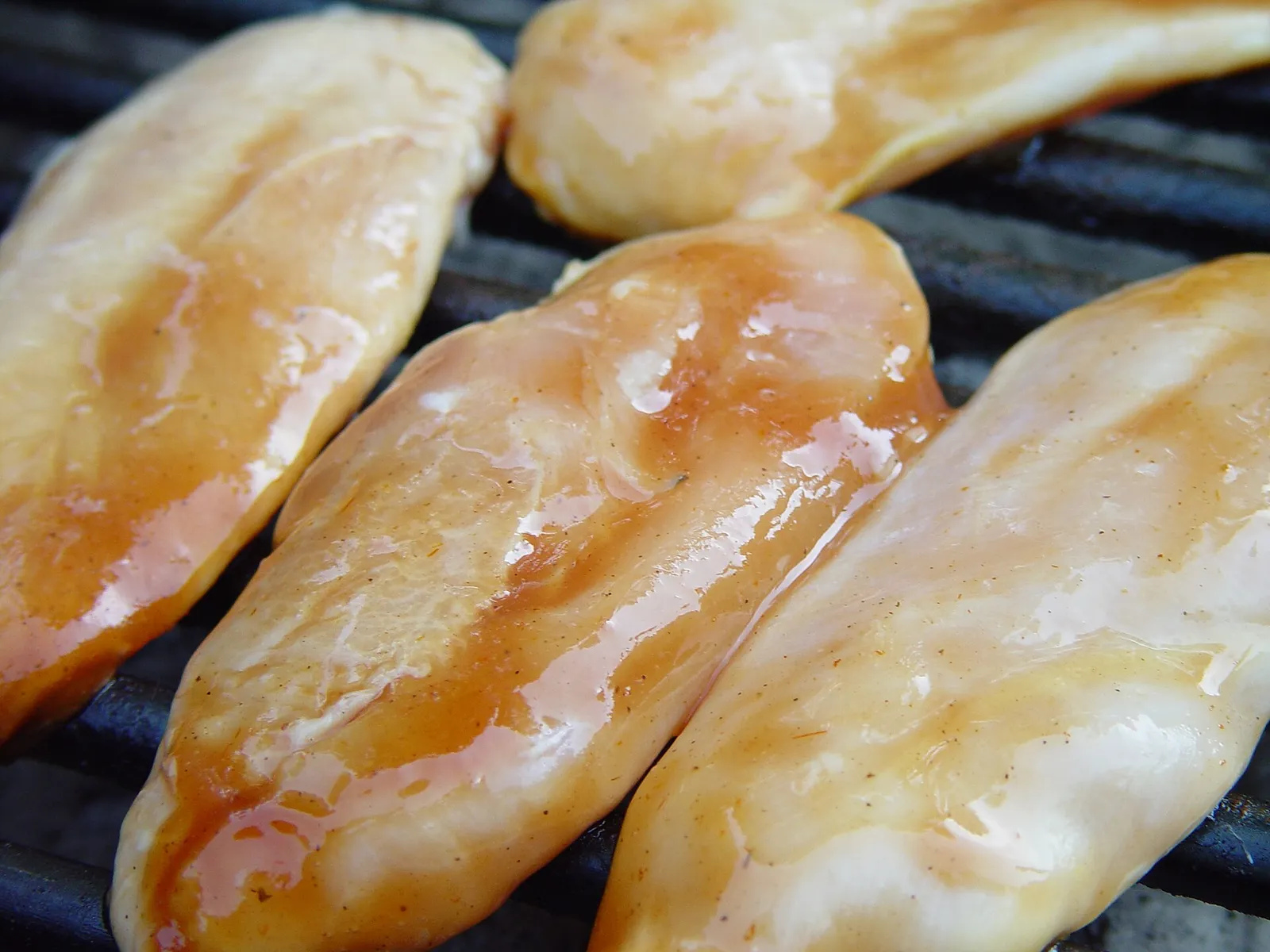 Fleisch auf einem Grillrost (Symbolbild)