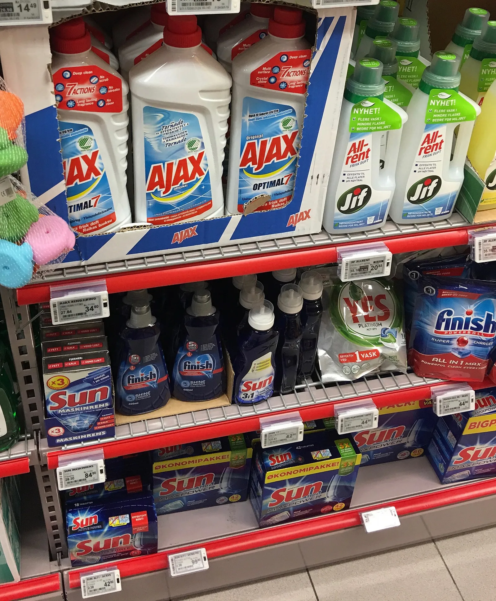 Regale in einem Supermarkt (Symbolbild)
