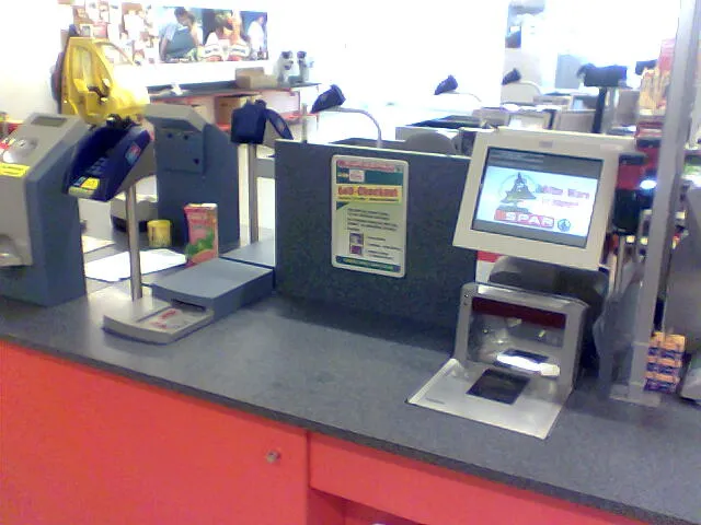 Self-Checkout-Kassen in einem Supermarkt (Symbolbild)