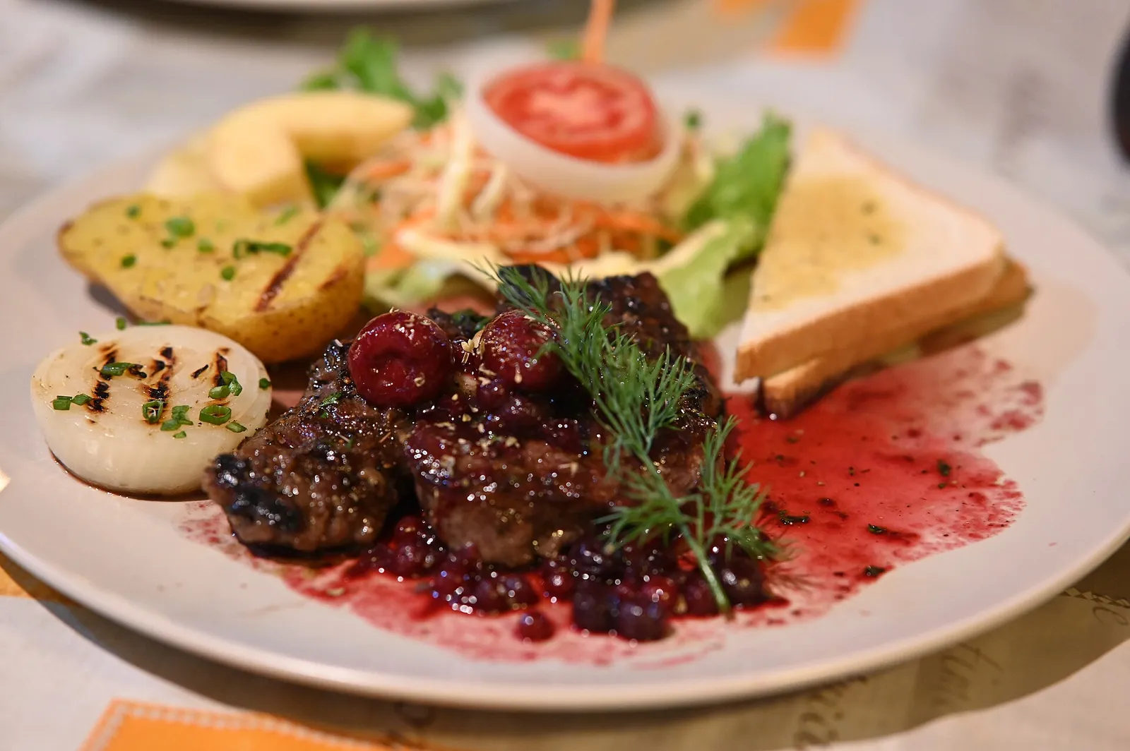 Ein kunstvoll angerichtetes Gourmet-Gericht (Symbolbild)